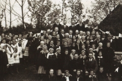 ksiadz_blaszczakiewicz_i_jan_pieniazek_w_otoczeniu_parafian